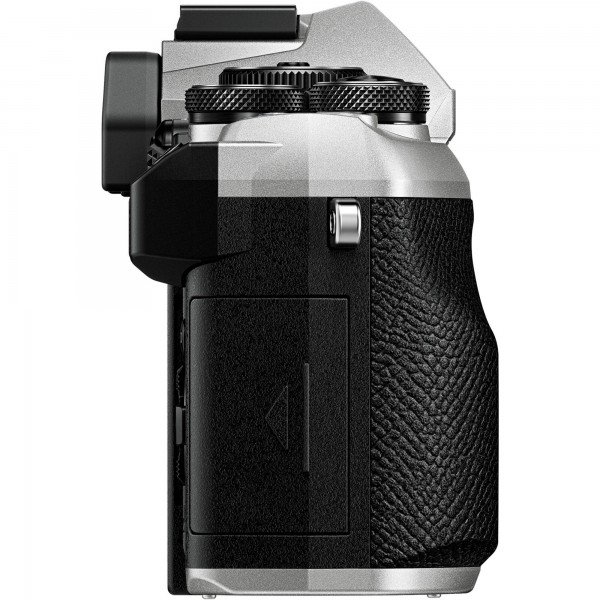 OM SYSTEM OM-5 Mark II Silver + 14-150mm f/4-5.6 II + 3 SanDisk 64GB Extreme PRO UHS-II SDXC + 2 OM System BLS-50-6